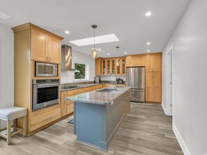 Kjøleskap, mikrobølgeovn, ovn og kokeplater