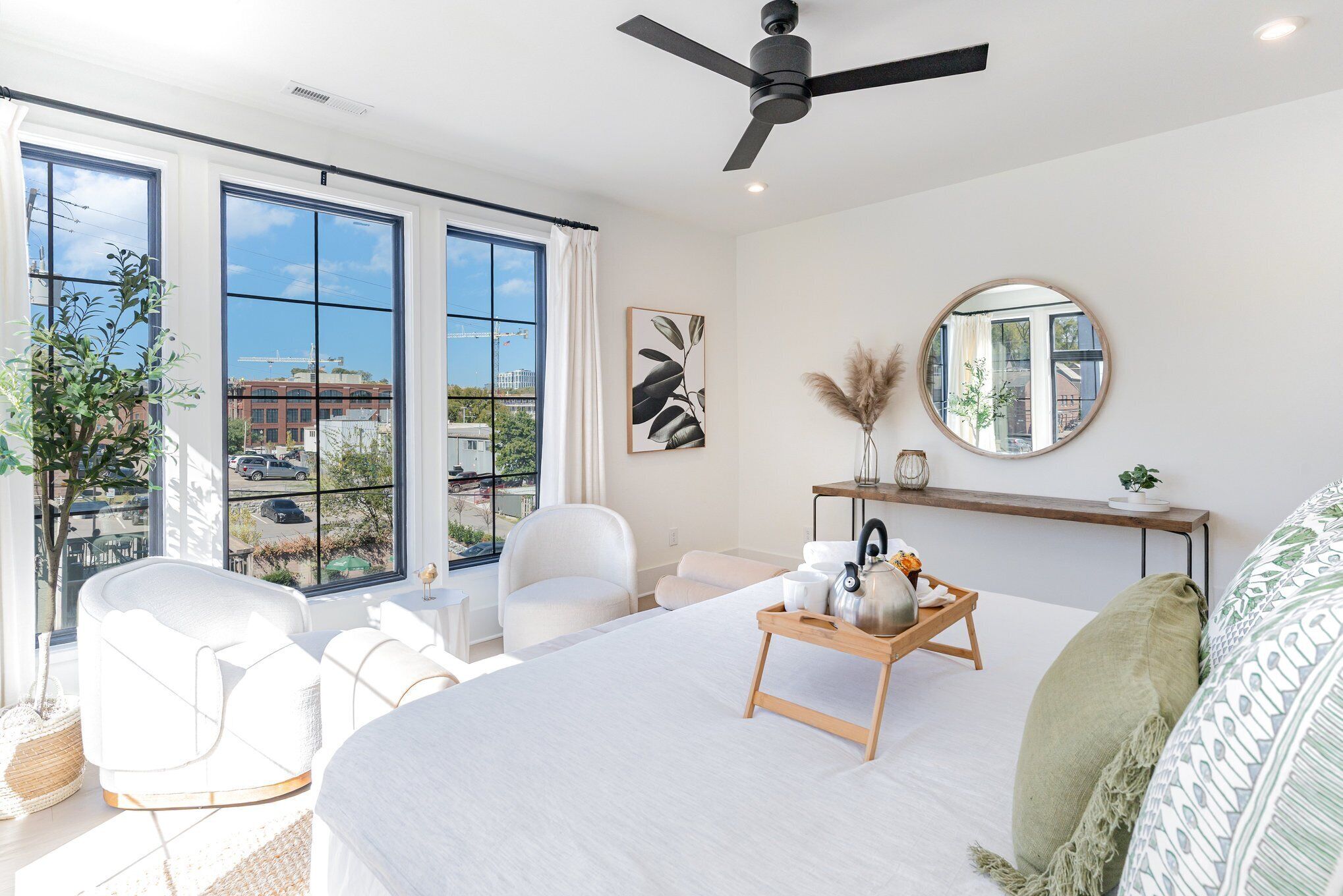 4 habitaciones, tabla de planchar con plancha y cuna de viaje 