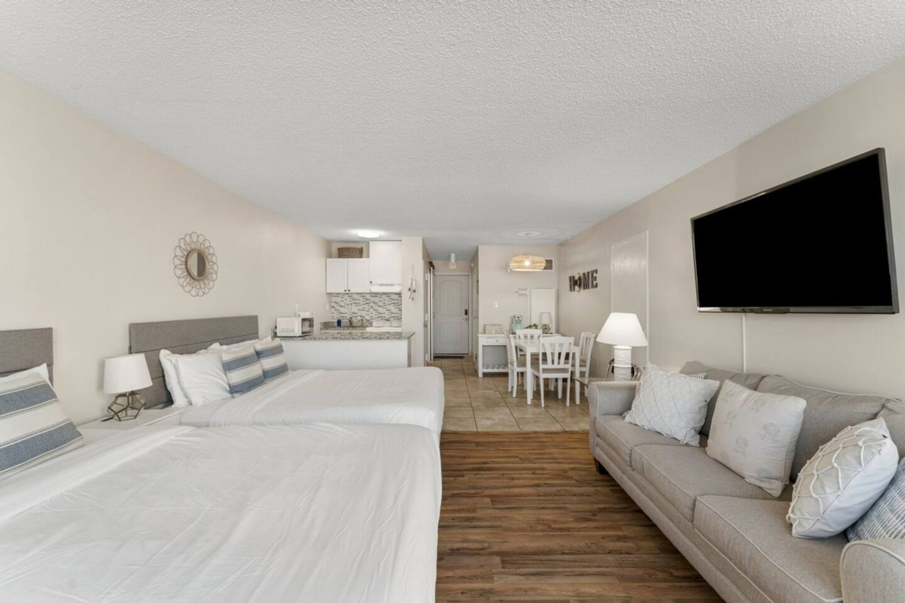 1 bedroom, desk