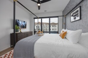 2 bedrooms, iron/ironing board, travel cot, WiFi - Cozy Corners and City Lights near Vanderbilt (Nashville)