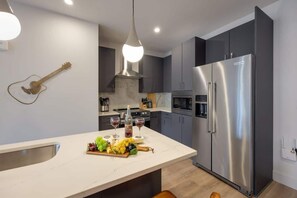 Kühlschrank, Mikrowelle, Ofen, Herdplatte