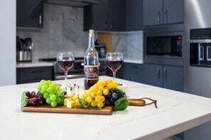 Fridge, microwave, oven, stovetop - Cozy Corners and City Lights near Vanderbilt (Nashville)