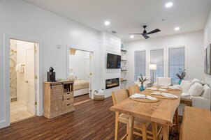 House | 1 bedroom, desk
