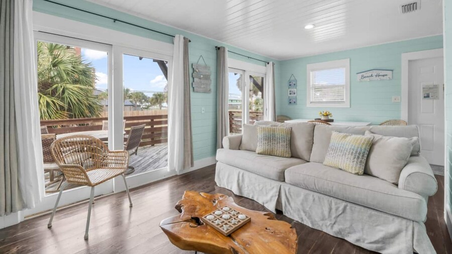 Newly Renovated 2 Bedroom Beach House Free Parking