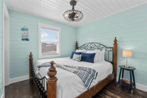 House - Newly Renovated 2 Bedroom Beach House Free Parking (Panama City Beach)