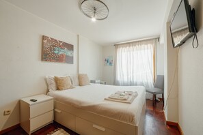 1 habitación, tabla de planchar con plancha, wifi gratis y ropa de cama 