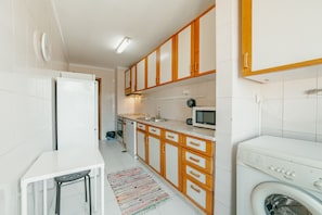 Kühlschrank, Mikrowelle, Ofen, Wasserkocher mit Kaffee-/Teezubehör
