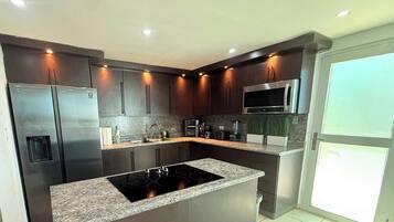 House, 5 Bedrooms, Smoking, Private Pool | Interior