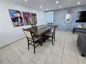 Casa, 5 habitaciones, para fumadores, alberca privada | Comedor