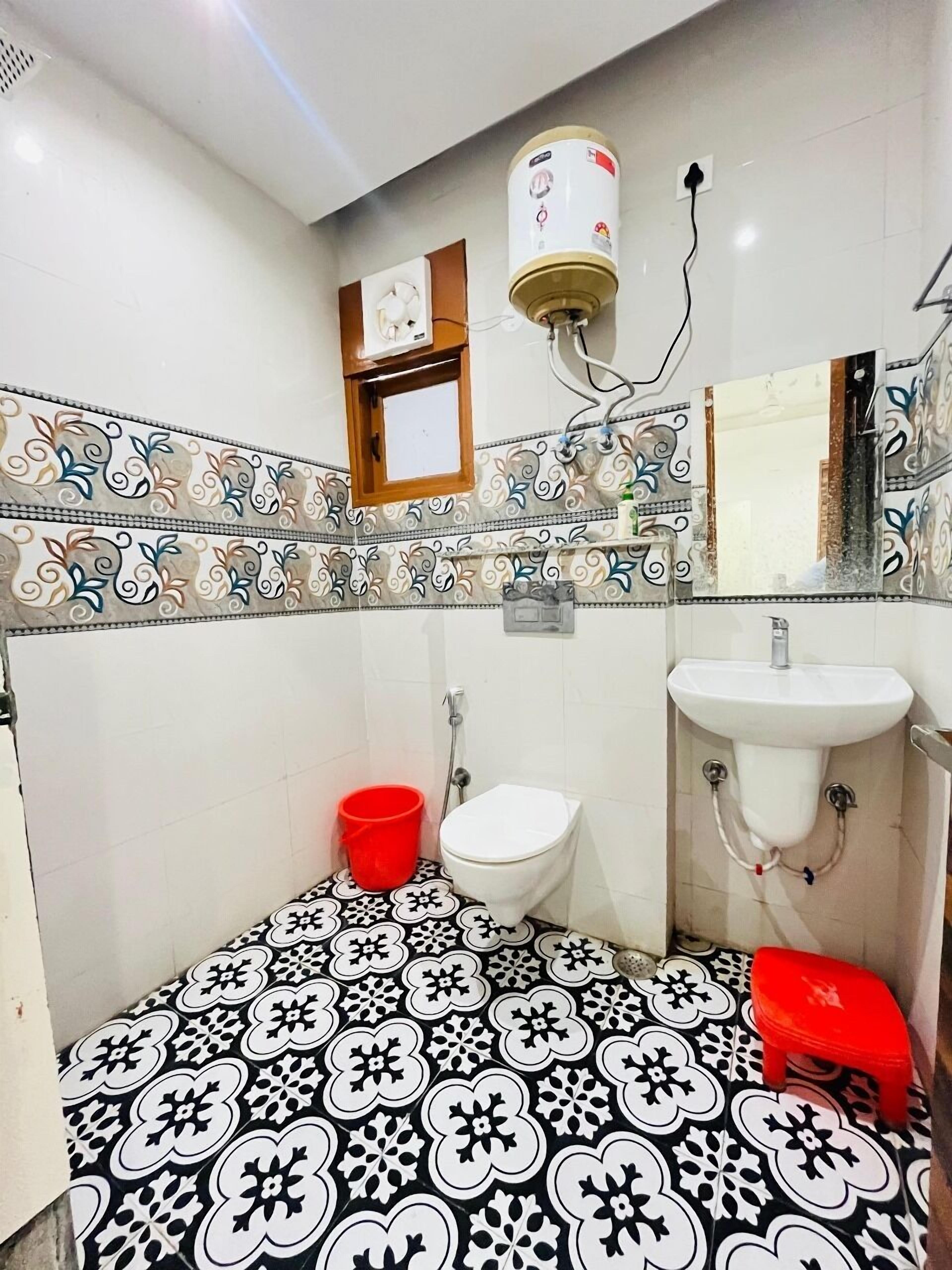 Toallas, jabón, shampoo, papel higiénico