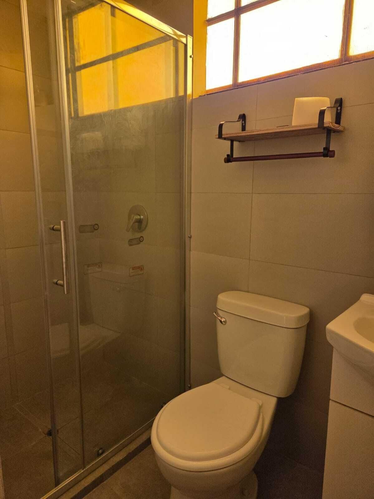 Regadera, jabón, papel de baño 