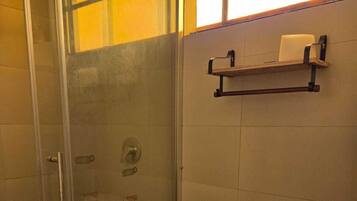 Regadera, jabón, papel de baño
