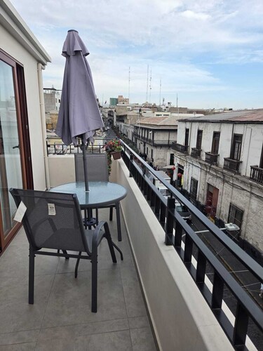 Room 5 minutes from the city center, ideal for exploring the city.