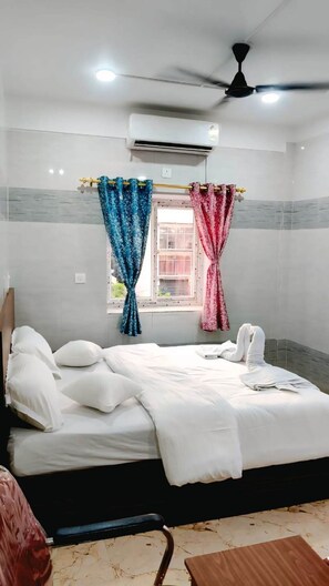 9 bedrooms, WiFi, bed sheets - DELUXE ROOM (Bhubaneswar)