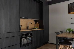 Kühlschrank, Mikrowelle, Ofen, Herdplatte