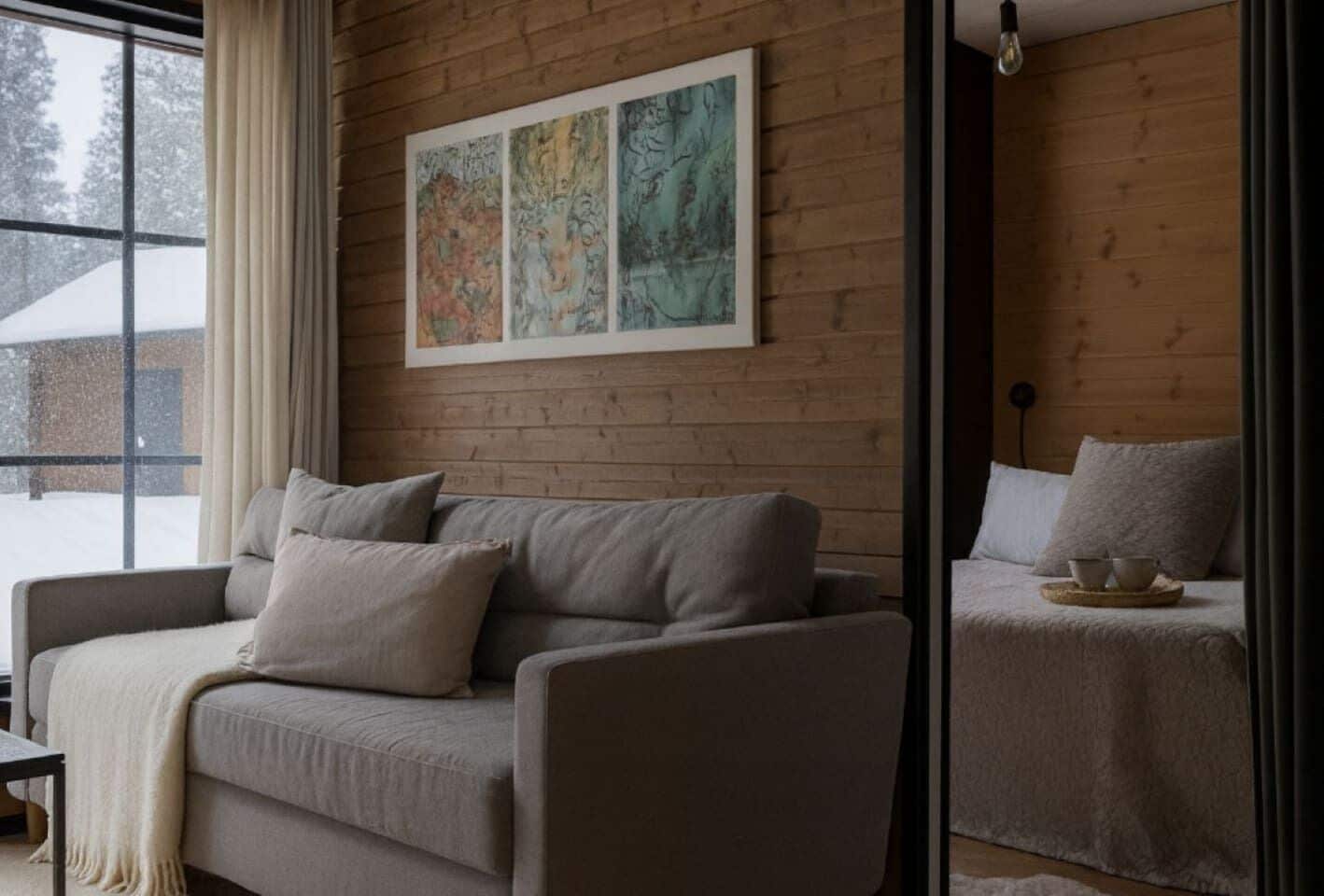 Een televisie en een open haard