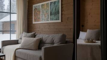 Een televisie en een open haard