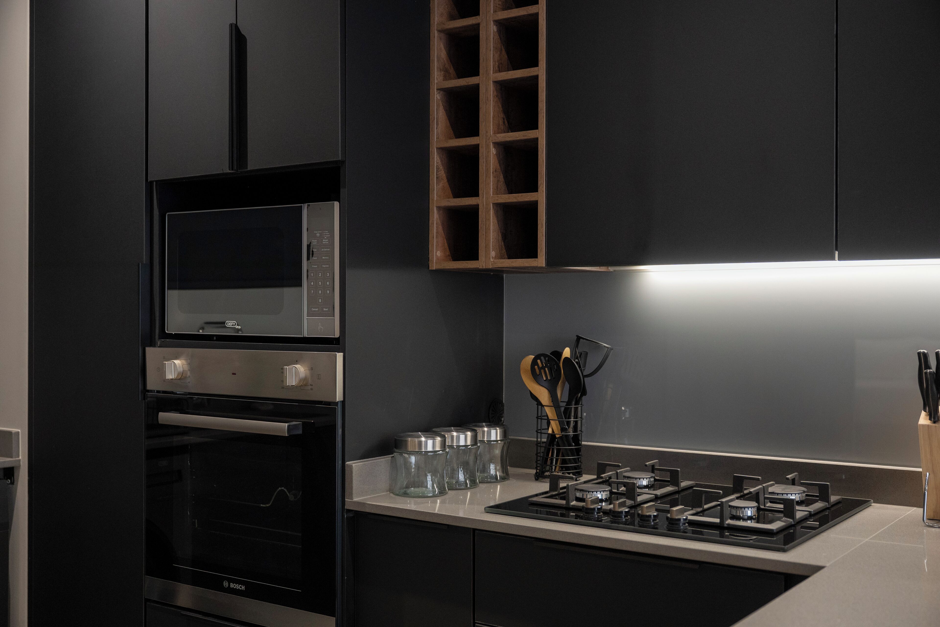 Full-sized fridge, microwave, oven, stovetop