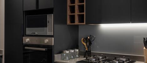 Full-sized fridge, microwave, oven, stovetop