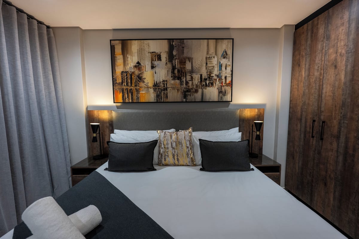 Caja de seguridad en la habitación y escritorio