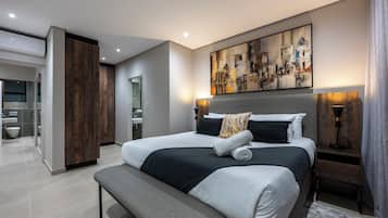 Deluxe Apartment, 3 Bedrooms, Balcony, City View | Peti besi dalam bilik, meja, ruang kerja komputer riba