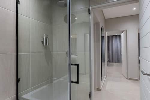 Deluxe Apartment, 3 Bedrooms, Balcony, City View | Bathroom