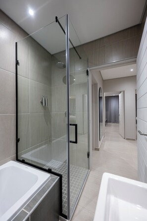 Deluxe Apartment, 3 Bedrooms, Balcony, City View | Bathroom | Towels, soap, shampoo, toilet paper - Lux Leisure Apartment Hotel Sandton (Sandton)