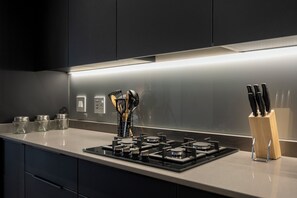 Estudio Deluxe, balcón, vista a la ciudad | Cocina privada | Refrigerador con congelador, microondas, horno y parrilla de estufa