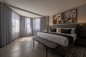 Lägenhet Deluxe - 2 sovrum - balkong - utsikt mot staden | Värdeförvaringsskåp på rummet, skrivbord och arbetsyta för laptop