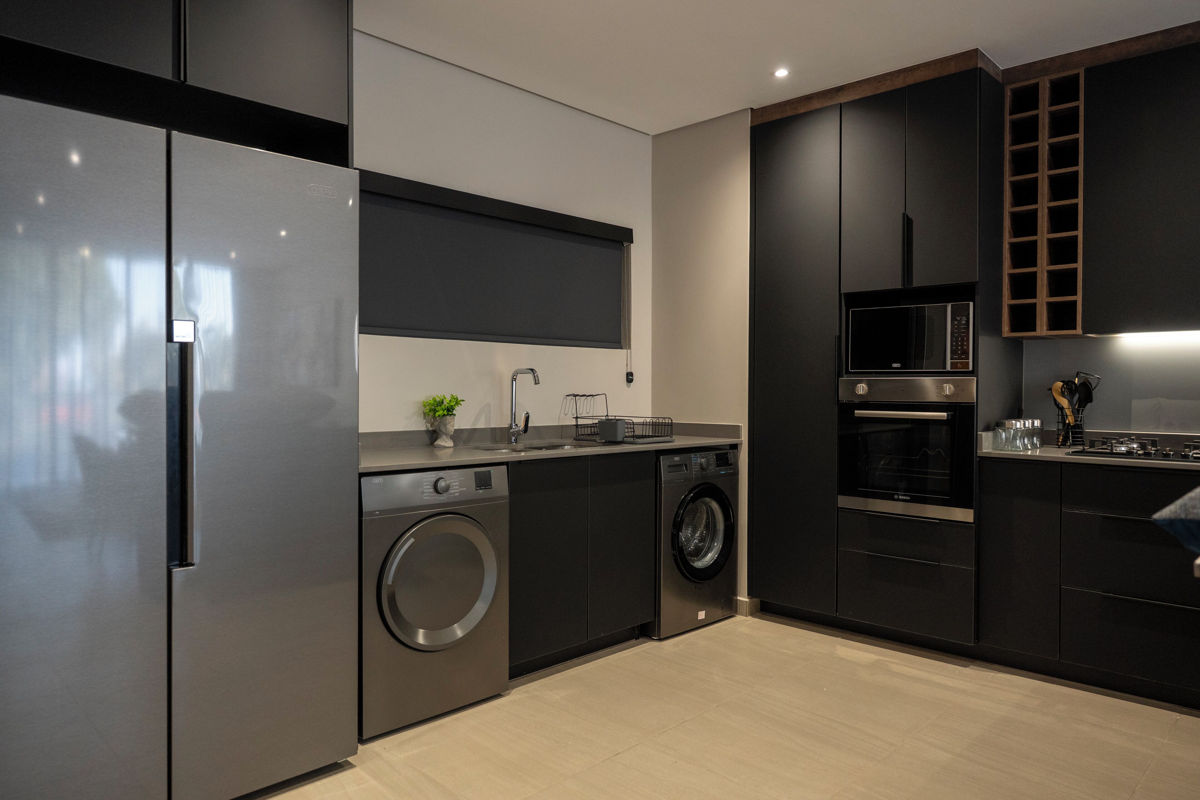 大型冰箱、微波爐、烤箱、爐台