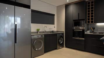 Full-size fridge, microwave, oven, stovetop