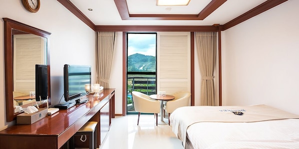 مساحة عمل للكمبيوتر المحمول وواي فاي مجانًا وملاءات أسرّة