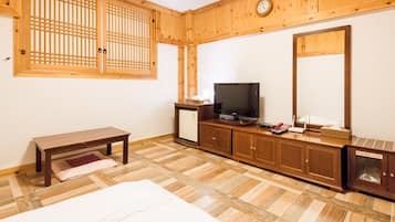 Family Ondol | Laptop workspace, free WiFi, bed sheets