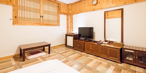 Family Ondol | Laptop workspace, free WiFi, bed sheets