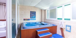 Phòng (Aqua Jet Spa) | Phòng tắm | Đồ dùng nhà tắm miễn phí, máy sấy tóc, áo choàng tắm, khăn tắm 