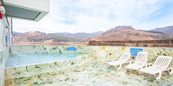 Suối nước nóng