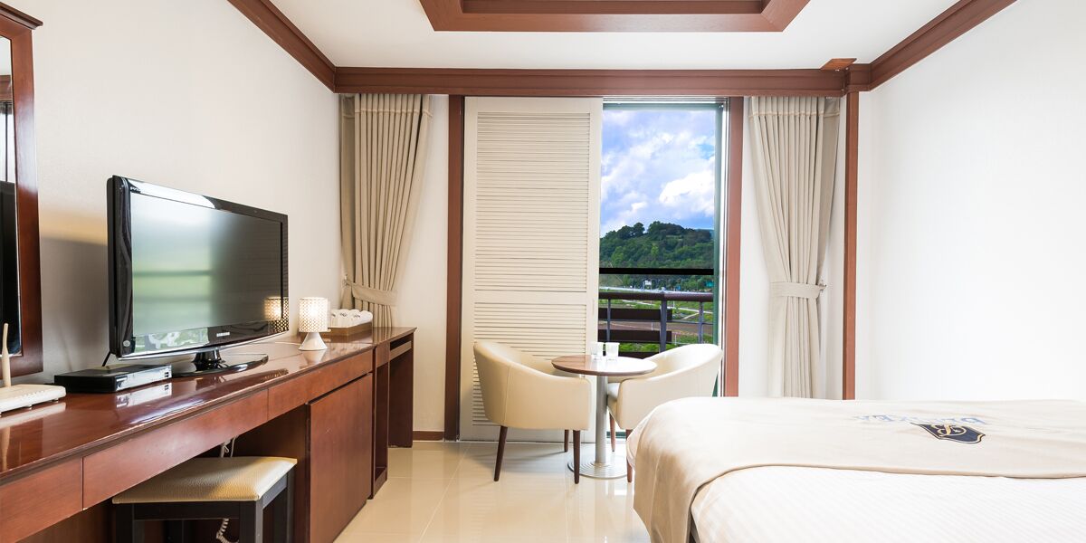 Deluxe Double | Laptop workspace, free WiFi, bed sheets