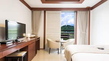 Deluxe Double | Laptop workspace, free WiFi, bed sheets