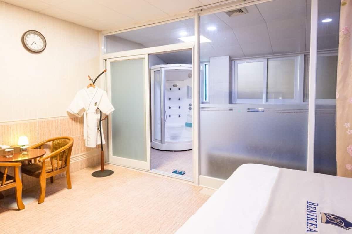 Zimmer (Aqua Jet Spa) | Laptopgeeigneter Arbeitsplatz, kostenloses WLAN, Bettwäsche
