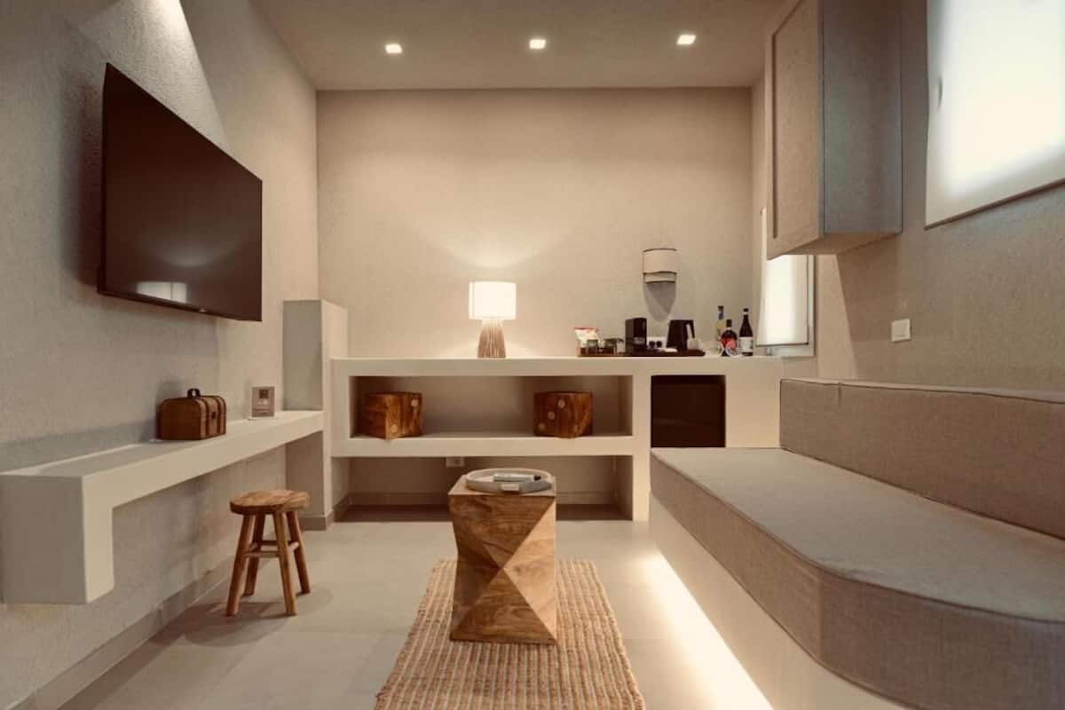 Tallelokero huoneessa, silitysrauta/-lauta, ilmainen Wi-Fi