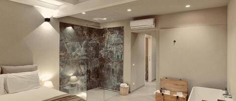 Rom – exclusive | Bad | Toalettartikler (inkludert), hårføner, tøfler og håndklær