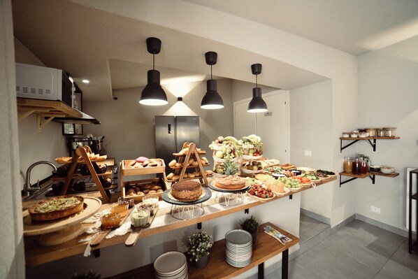 Café da manhã com buffet todos os dias (EUR 18 por pessoa) 