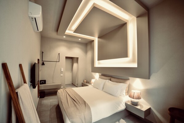 Caja de seguridad en la habitación y tabla de planchar con plancha 