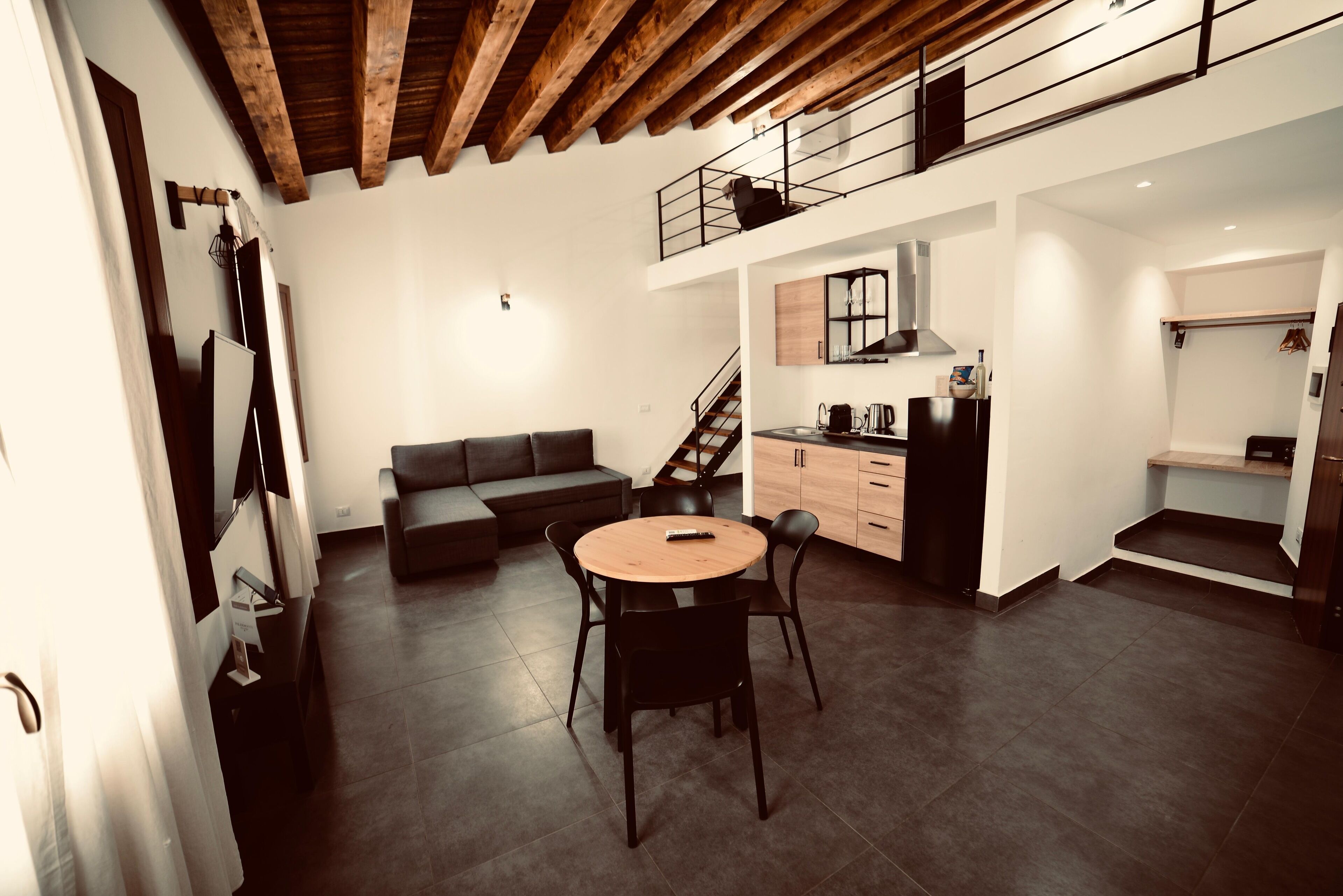 Tallelokero huoneessa, silitysrauta/-lauta, ilmainen Wi-Fi