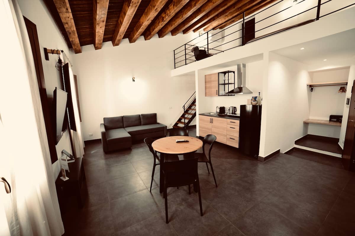 Tallelokero huoneessa, silitysrauta/-lauta, ilmainen Wi-Fi