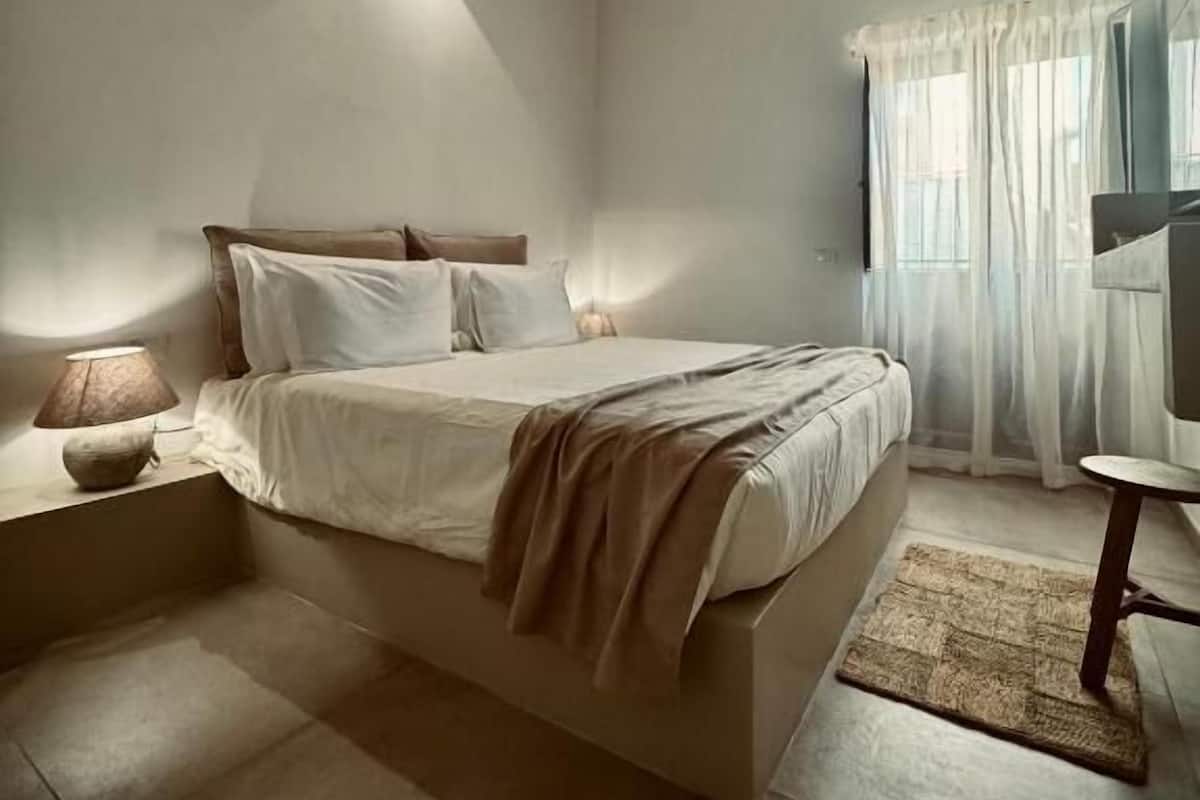 Tallelokero huoneessa, silitysrauta/-lauta, ilmainen Wi-Fi