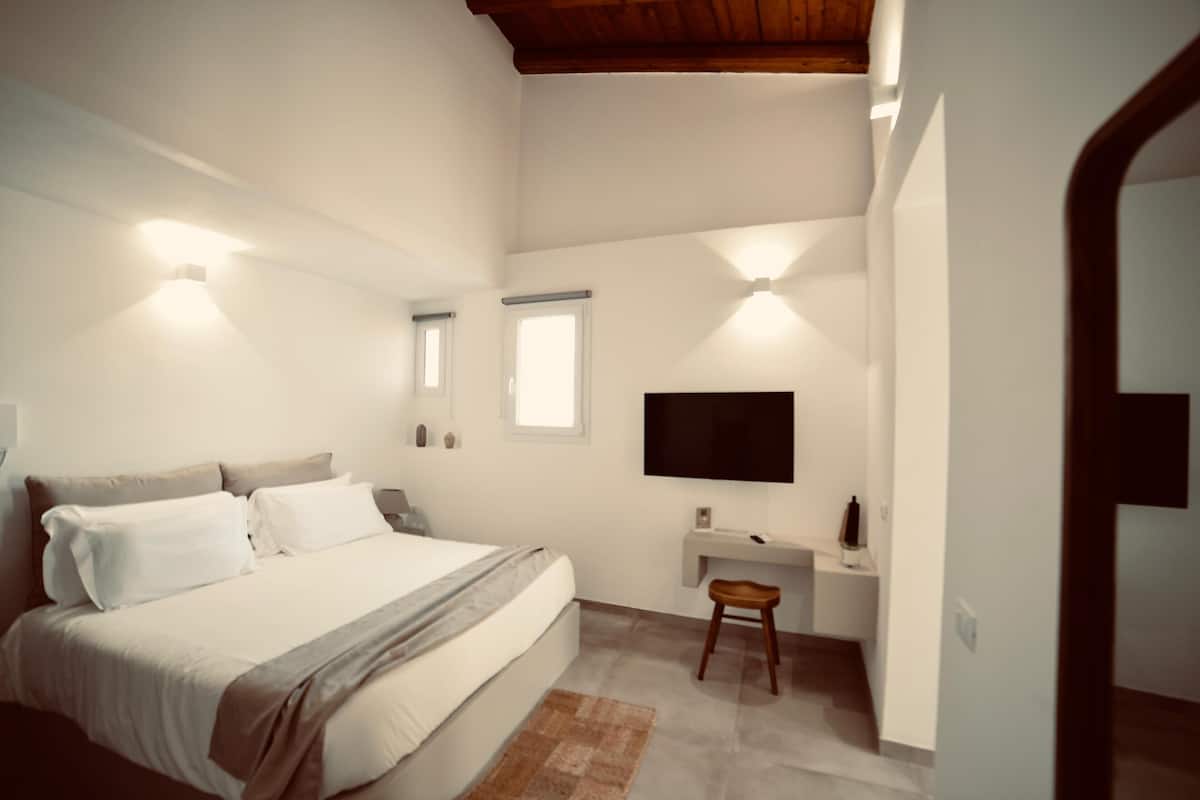 Premium Room | In-room safe, iron/ironing board, free WiFi