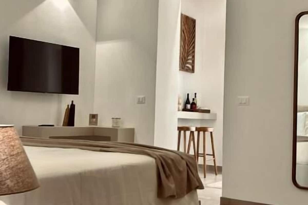 Tallelokero huoneessa, silitysrauta/-lauta, ilmainen Wi-Fi