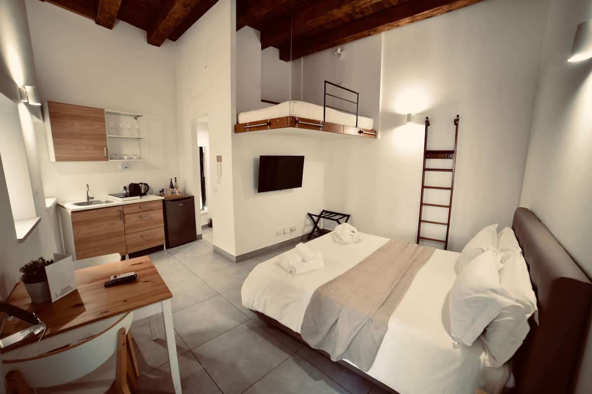 Deluxe Studio | In-room safe, iron/ironing board, free WiFi