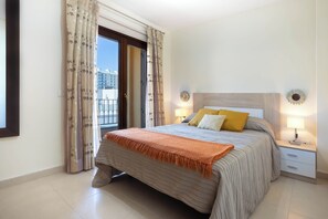 3 slaapkamers, een strijkplank/strijkijzer, internet, beddengoed